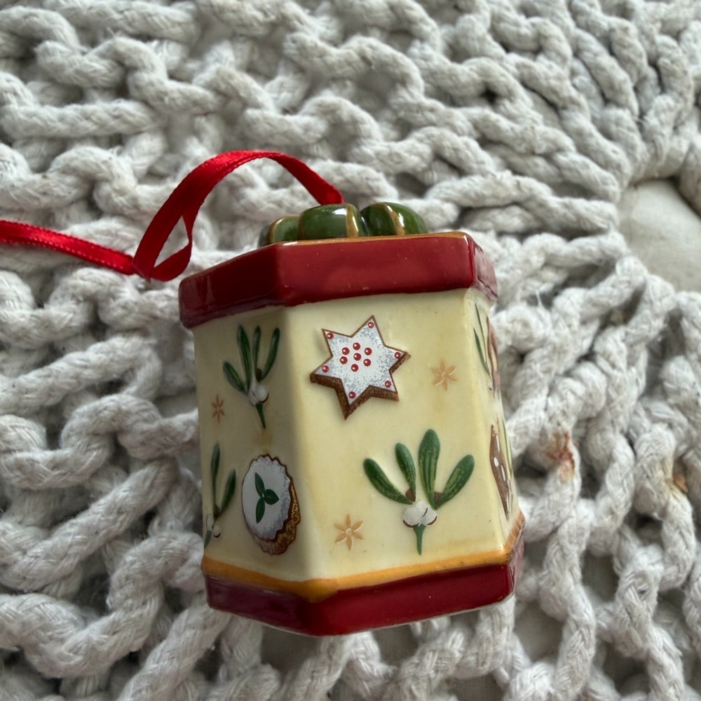 Villeroy & Boch Winter Bakery Gingerbread Box Porcelain Ornament - EUC - Picture 4 of 7